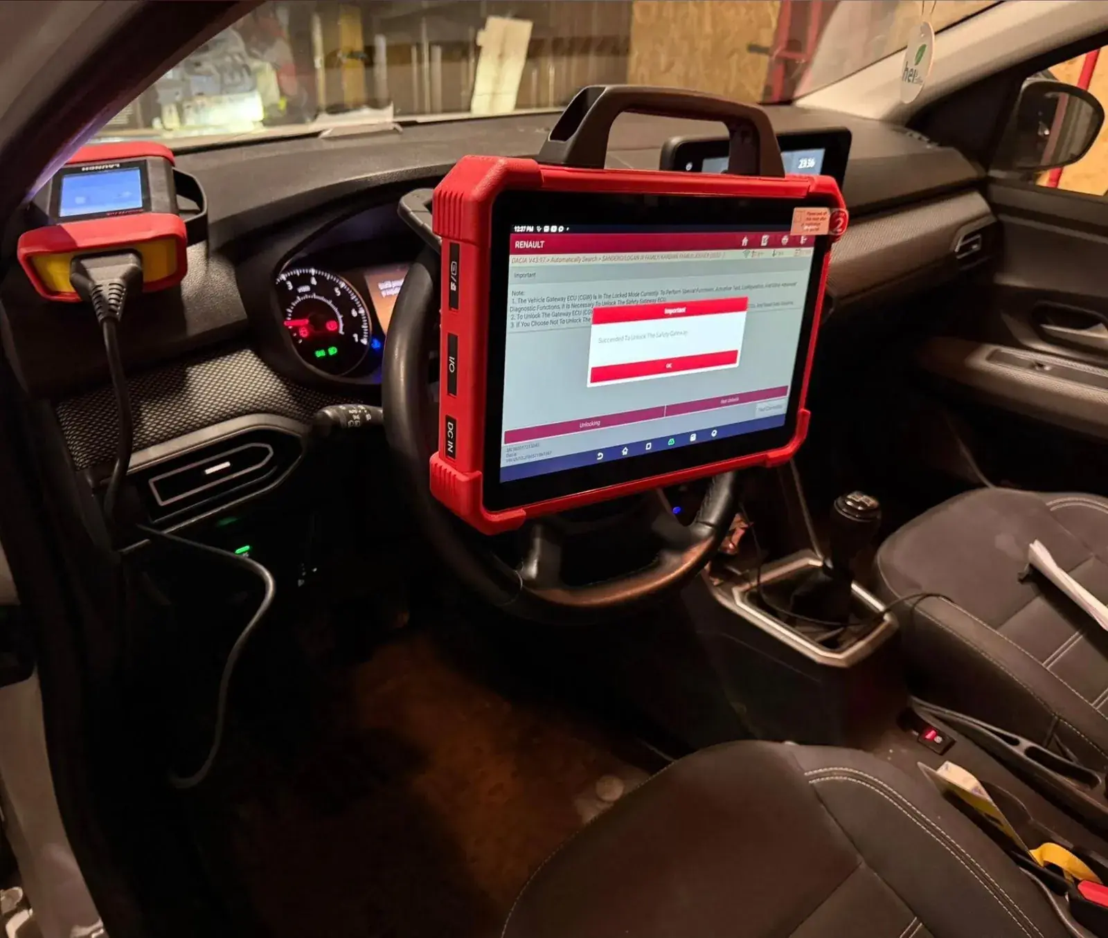 Tester auto conectat la o Dacia pentru diagnoză computerizată, la Benjamin Fix Service