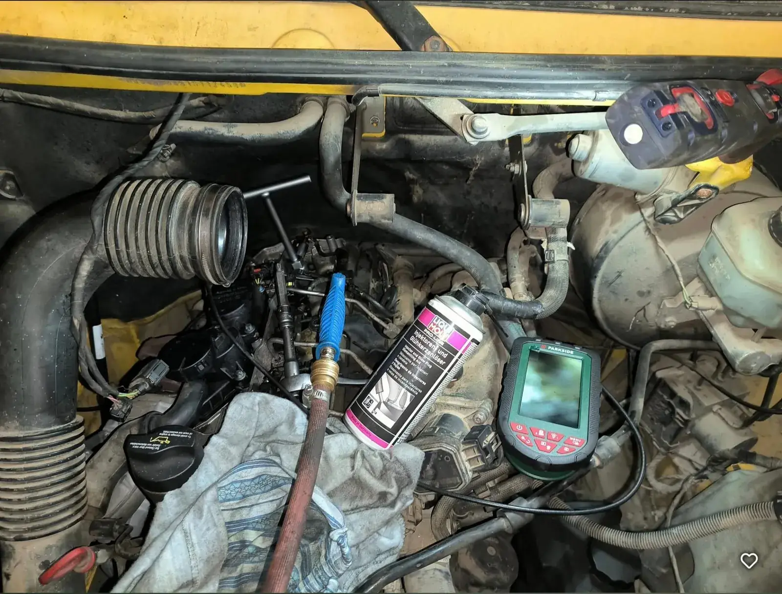 Inspecție cu camera endoscopică în zona injectoarelor, la un motor diesel