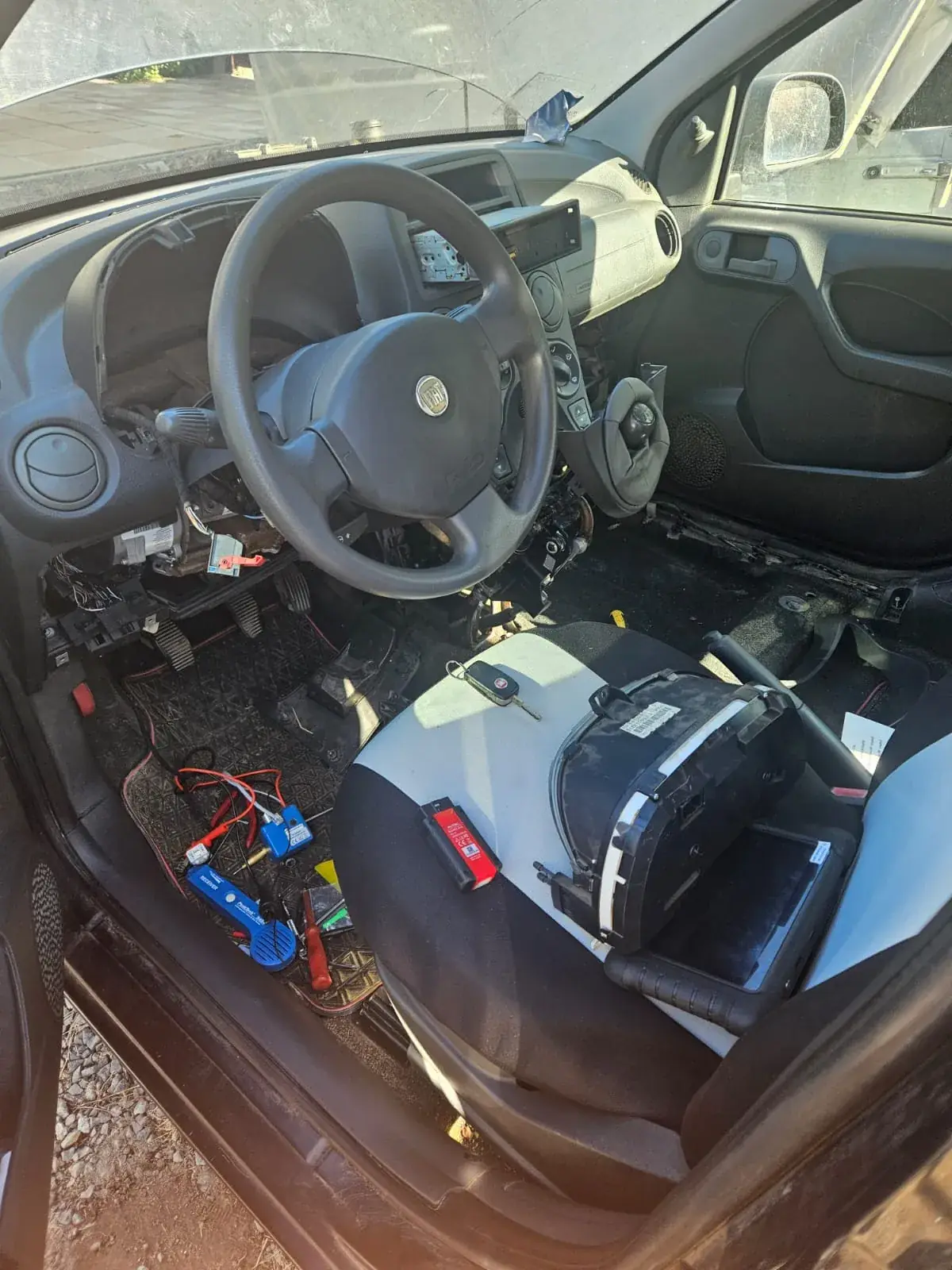 Căutarea unui defect electric în cablajul de sub bord, la Benjamin Fix Service