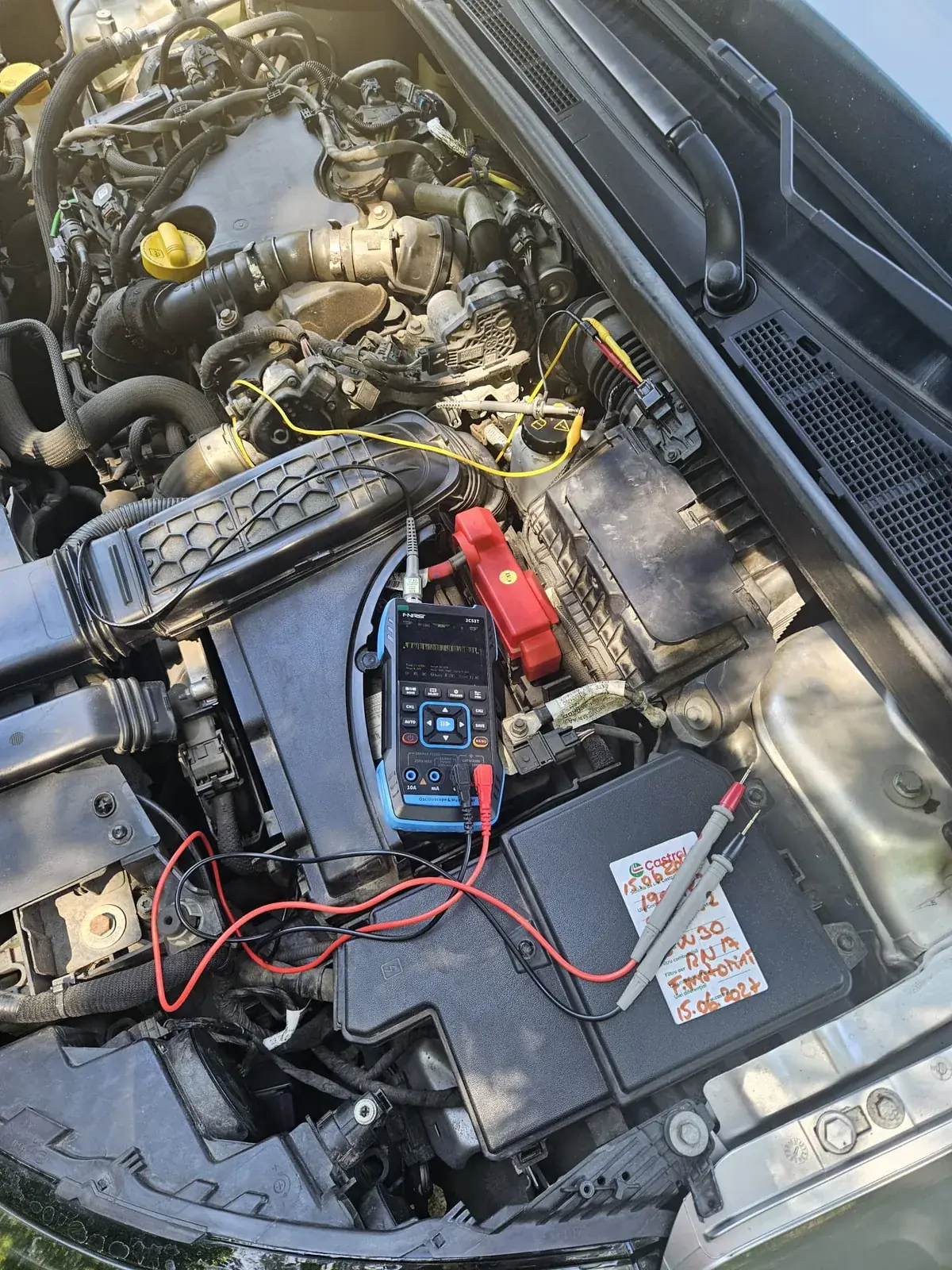 Măsurători cu osciloscopul în compartimentul motor, la Benjamin Fix Service din Dumbrăvița