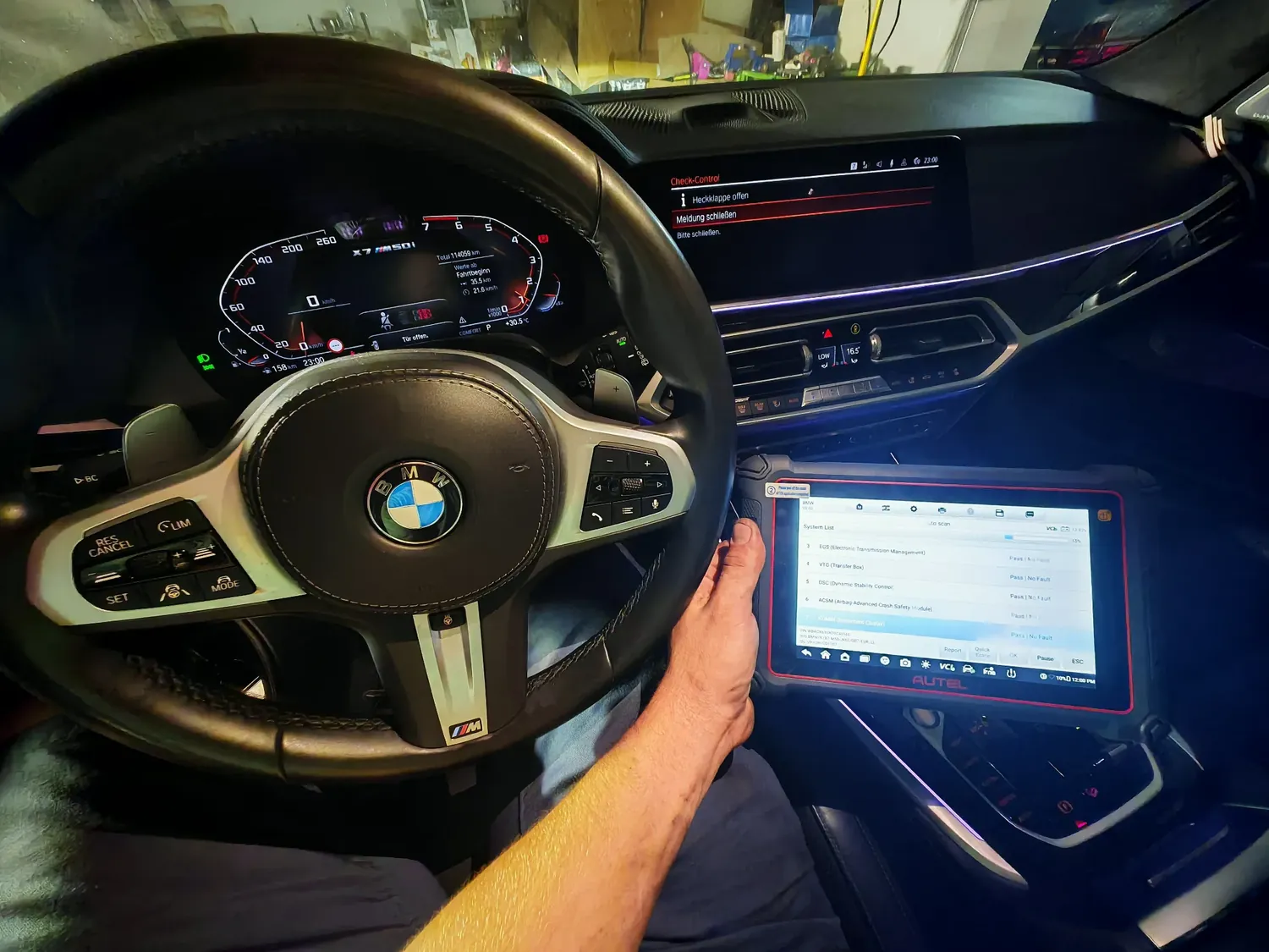 Tester auto pe display, conectat la bordul unui BMW X7 în atelierul Benjamin Fix Service din Dumbrăvița, la cca. 12–15 km de Moșnița Nouă