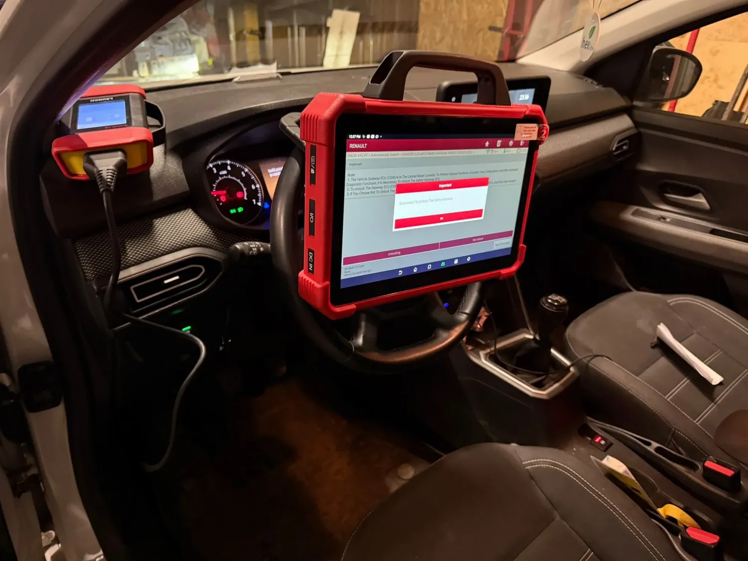 Tester de diagnoză montat pe volanul unei Dacia, în atelierul Benjamin Fix Service din Dumbrăvița, la cca. 3–4 km de Covaci