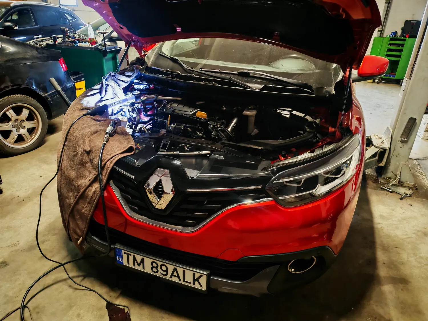 Renault Kadjar roșu cu capota deschisă, în lucru în atelierul Benjamin Fix Service din Dumbrăvița, la cca. 7–9 km de Giarmata