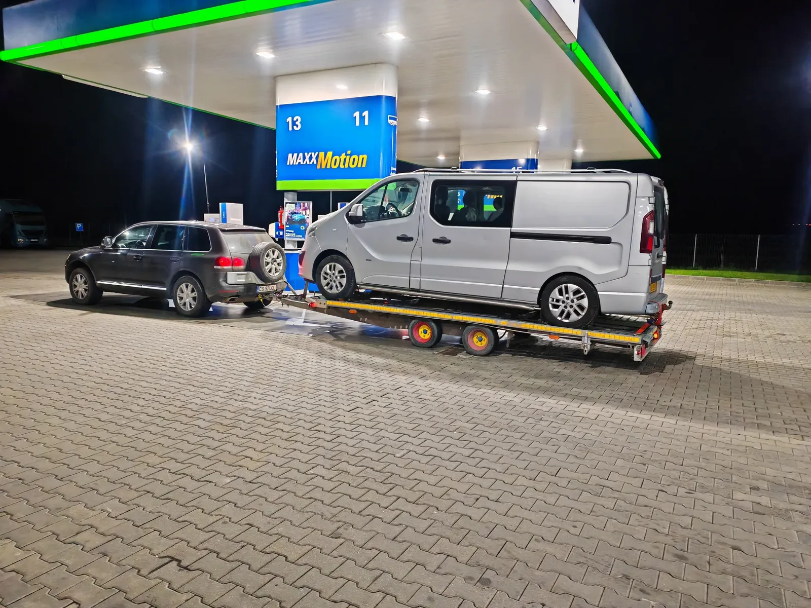 Platformă de tractare Benjamin Fix Service cu o mașină încărcată