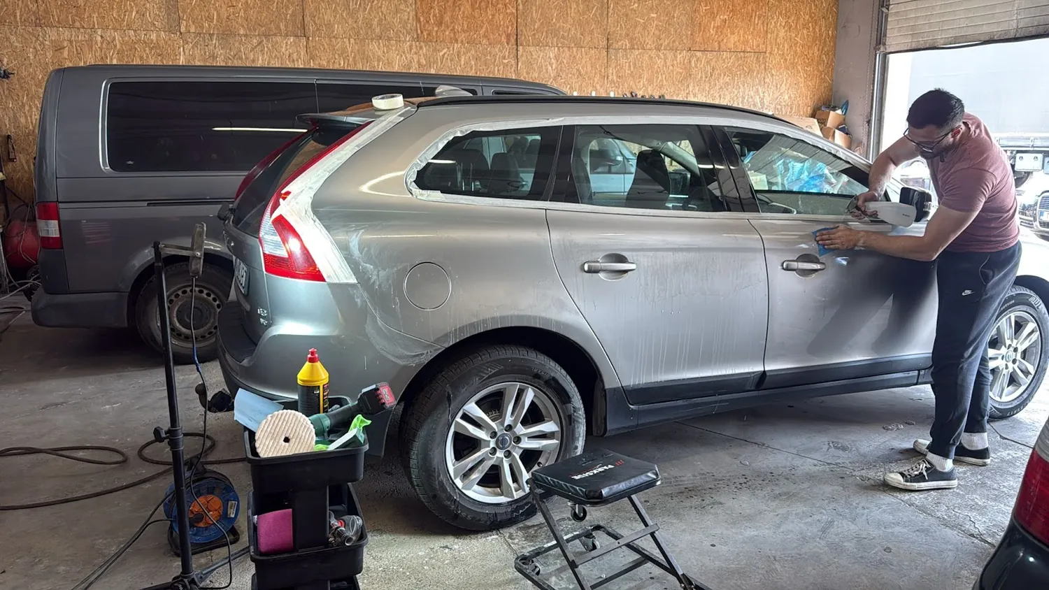 Mecanic lucrând la un Volvo XC60 gri în hala atelierului Benjamin Fix Service din Dumbrăvița, la cca. 5–7 km de Sânandrei