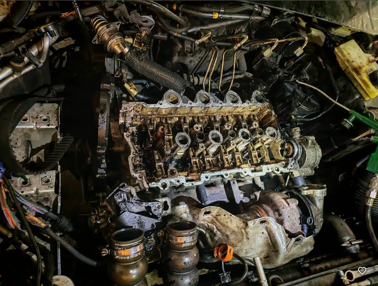 Chiulasă demontată în timpul unei reparații de motor la Benjamin Fix Service