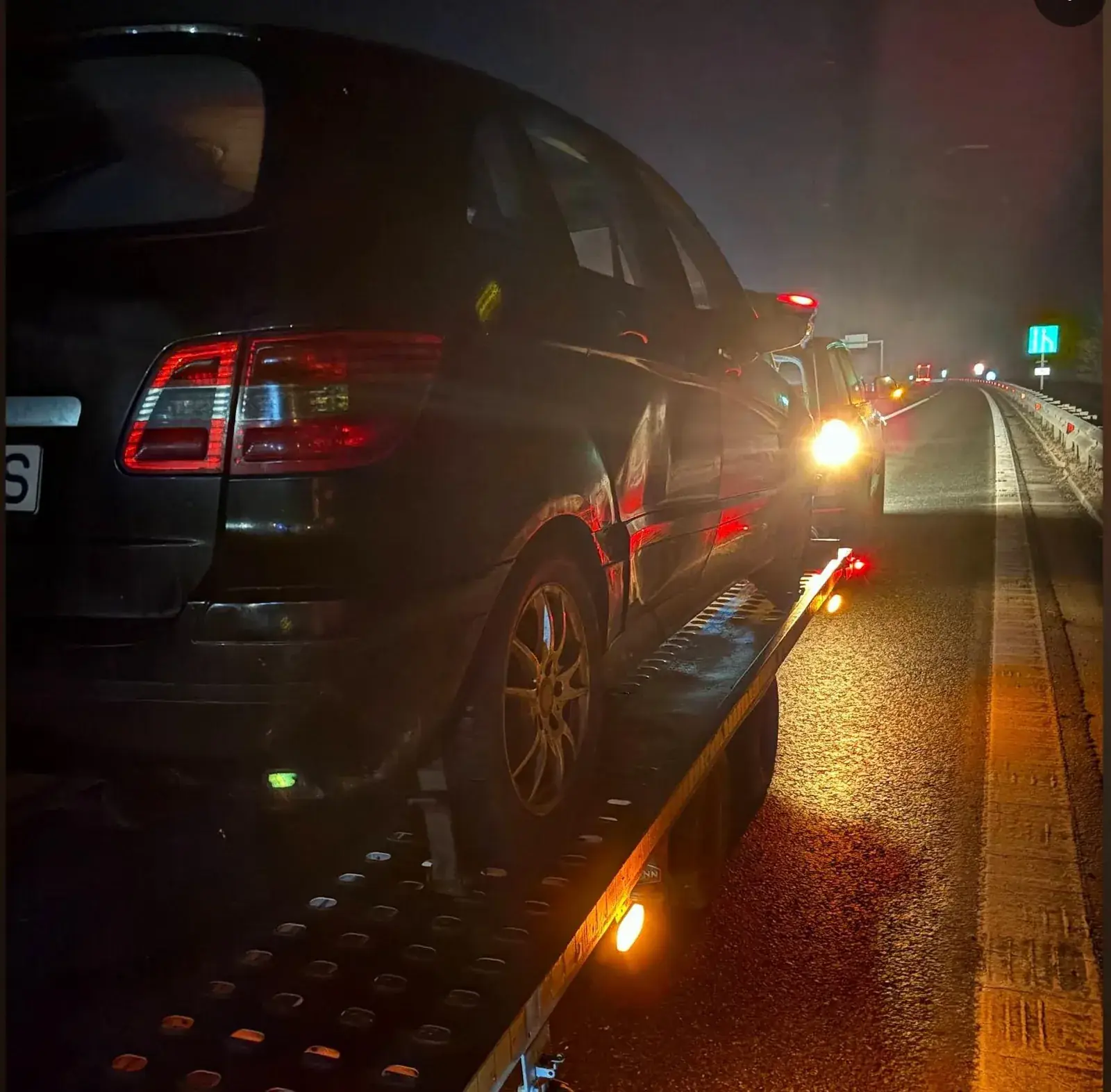 Autoturism preluat pe platformă noaptea, pe autostradă, de Benjamin Fix Service